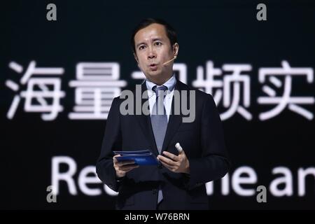 Daniel Zhang Yong, directeur général d'Alibaba Group, présente son l'intelligence artificielle (IA) et cerveau développé par Alibaba Cloud ciblant les soins de santé et de l'homme Banque D'Images