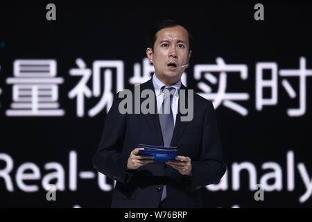 Daniel Zhang Yong, directeur général d'Alibaba Group, présente son l'intelligence artificielle (IA) et cerveau développé par Alibaba Cloud ciblant les soins de santé et de l'homme Banque D'Images