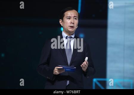Daniel Zhang Yong, directeur général d'Alibaba Group, présente son l'intelligence artificielle (IA) et cerveau développé par Alibaba Cloud ciblant les soins de santé et de l'homme Banque D'Images