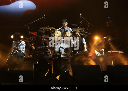 Les membres du groupe de rock taïwanais Mayday au Tour de la vie 2017 Concert à Shanghai, Chine, 2 décembre 2017. Banque D'Images