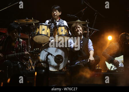 Les membres du groupe de rock taïwanais Mayday au Tour de la vie 2017 Concert à Shanghai, Chine, 2 décembre 2017. Banque D'Images