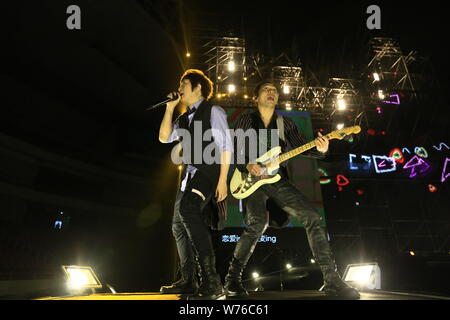 Les membres du groupe de rock taïwanais Mayday au Tour de la vie 2017 Concert à Shanghai, Chine, 2 décembre 2017. Banque D'Images