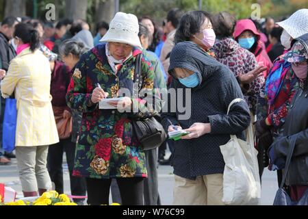 --FILE--parents chinois regarder et prendre des photos de renseignements personnels de personnes non mariées pendant un événement de jumelage à Shenyang, ville du nord-est de la Chine Banque D'Images