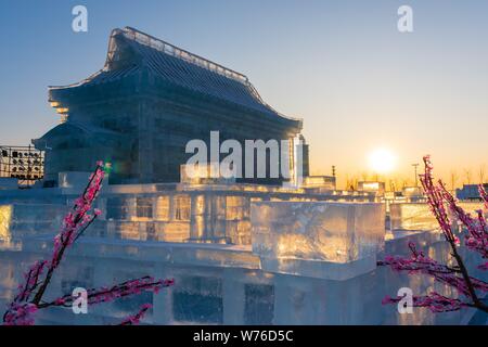 Une vue de sculptures de glace de l'afficheur pendant le 19e Chine Harbin Ice and Snow World 2018 à Harbin City, Heilongjiang province du nord-est de la Chine, 26 Décembre Banque D'Images