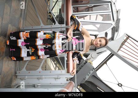 Hong Kong chanteuse et actrice Joey Yung pose à un événement promotionnel à Macao, Chine, 5 décembre 2017. Banque D'Images