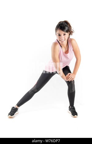 Portrait Jeune femme portant des vêtements de sport et d'étirements sur fond blanc shoot studio Banque D'Images