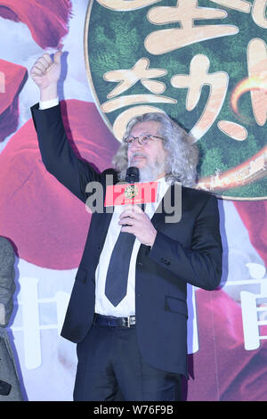 L'acteur et réalisateur Alain Chabat assiste à une première activité pour nouveau film 'Santa & Cie" à Beijing, Chine, 11 décembre 2017. Banque D'Images