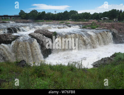 Big Sioux River en pleine vague. Sioux Falls Dakota du Sud États-Unis Banque D'Images