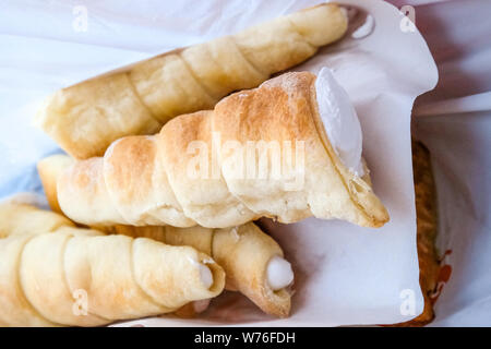 Dessert, tuyau avec de la crème. Dans le paquet de confiserie Banque D'Images