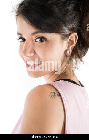 Young woman portrait wearing sport wear sur fond blanc shoot studio Banque D'Images