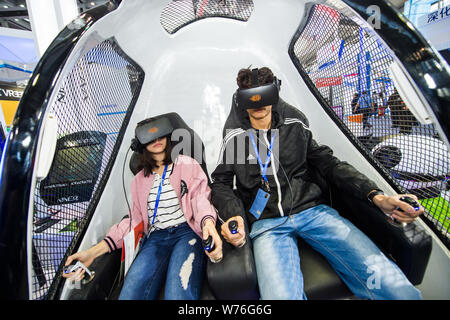 Les visiteurs d'essayer la réalité virtuelle (VR) pour jouer un jeu électronique à la China Hi-tech Fair 2017 dans la ville de Shenzhen, au sud du Guangdong prov Banque D'Images