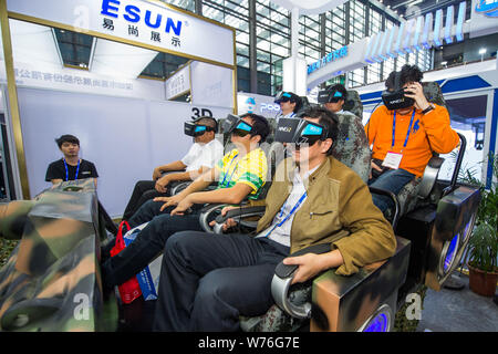 Les visiteurs d'essayer la réalité virtuelle (VR) pour jouer un jeu électronique à la China Hi-tech Fair 2017 dans la ville de Shenzhen, au sud du Guangdong prov Banque D'Images