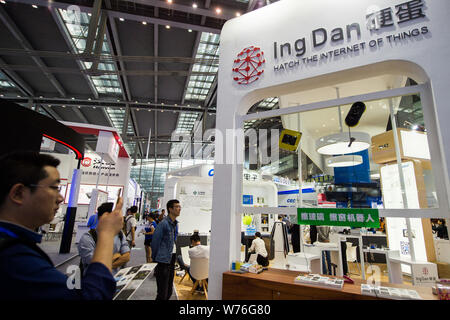 Une fenêtre robot de nettoyage est en exposition sur le stand d'Ing Dan au China Hi-tech Fair 2017 dans la ville de Shenzhen, province du Guangdong en Chine du Sud, 16 No Banque D'Images