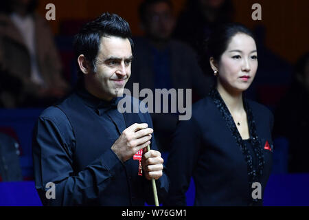 Ronnie O'Sullivan, de l'Angleterre les craies son cue qu'il estime un shot à John Higgins, de l'Écosse dans leur match de demi-finale au cours de la Fondation Raoul Follereau Shanghai 2017 Banque D'Images