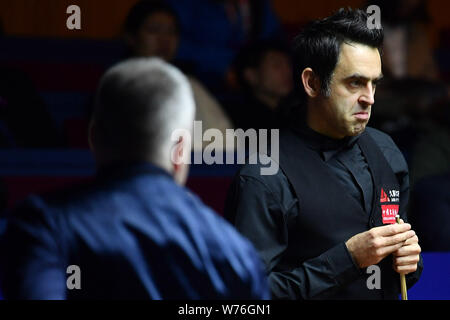 Ronnie O'Sullivan, de l'Angleterre les craies son cue qu'il estime un shot à John Higgins, de l'Écosse dans leur match de demi-finale au cours de la Fondation Raoul Follereau Shanghai 2017 Banque D'Images