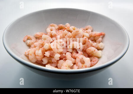 Crevettes cuites dans un bol blanc, isolé sur fond blanc Banque D'Images