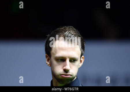 Judd Trump de l'Angleterre réagit comme il est en concurrence avec Jack Lisowski de l'Angleterre dans leur match de demi-finale au cours de la 2017 Shanghai Masters snooker tournam Banque D'Images