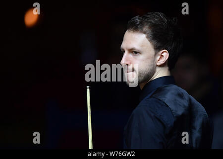 Judd Trump de l'Angleterre réagit comme il est en concurrence avec Jack Lisowski de l'Angleterre dans leur match de demi-finale au cours de la 2017 Shanghai Masters snooker tournam Banque D'Images