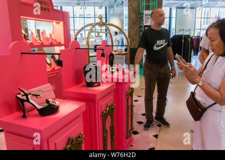 Paris, FRANCE, People Shopping Chaussures, sur l'avenue des champs Elysées, à l'intérieur des Galeries Lafayette grand magasin, Accessoires vêtements de luxe sur l'affichage, magasin de fantaisie chaussures Assistant Banque D'Images