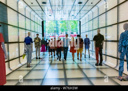 Paris, FRANCE, People Shopping sur l'avenue des champs Elysées, à l'intérieur des Galeries Lafayette grand magasin, entrée, mannequin textile de mode, shopping tourisme mode Banque D'Images