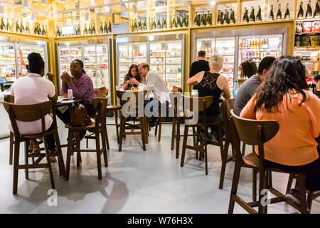 Paris, FRANCE, personnes partageant des boissons à l'intérieur du café français, Galeries Lafayette grand magasin Banque D'Images