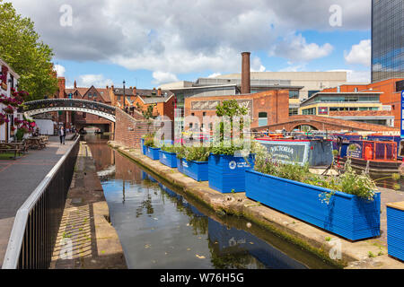 Une vue le long de la nouvelle ligne principale dans la rue Canal de gaz du bassin vers la passerelle et Bar Regency Wharf et de Broad Street, Birmingham Banque D'Images