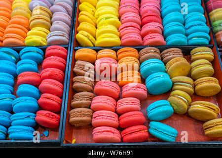 Les plateaux de macarons multicolores et sucrés en pâtisserie française Banque D'Images