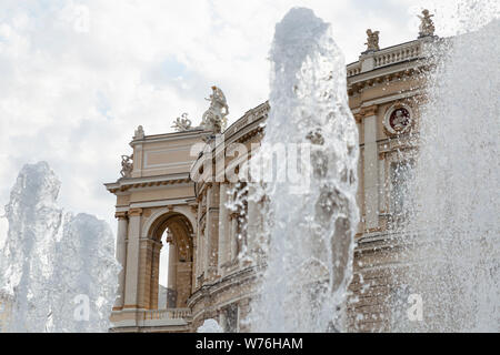 L'Ukraine, Odessa, 11 juin 2019. Vue de côté de l'opéra national academic bâtiment par la fontaine dans le parc. Banque D'Images