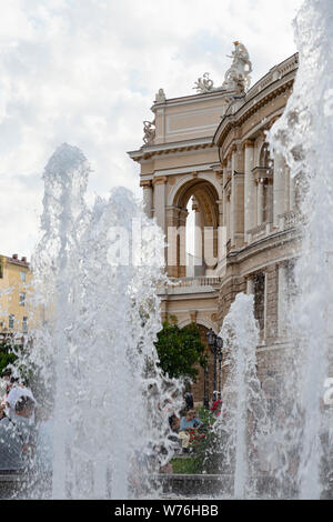 L'Ukraine, Odessa, 11 juin 2019. Vue de côté de l'opéra national academic bâtiment par la fontaine dans le parc. Banque D'Images