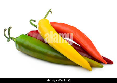 Tas de mélange rouge, jaune, orange et vert piments de cayenne isolé sur blanc. Banque D'Images