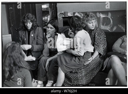 Cour extérieur avec Erin Pizzy. Protestation contre la fermeture d'un refuge pour femmes de la première maison d'hébergement pour femmes et enfants fuyant la violence familiale d'abord appelé Chiswick Women's Aid quand en 1970, Erin Pizzy une famille anglaise et un activiste de romancier. Elle est connue pour avoir lancé la première violence domestique à l'abri dans le monde moderne, Chiswick Women's Aid, en 1971, l'organisation aujourd'hui connu sous le nom de Refuge. Banque D'Images