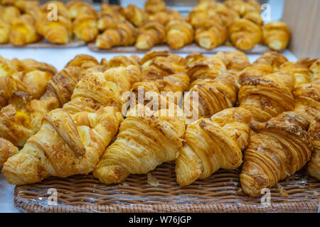 Pile de puffy croissants sur étagère pour vente à patisserie Banque D'Images