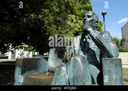 Varsovie, Pologne statue de Jan Karski Jan Kozielewski ( naissance ) a WW2 agent secret de l'armée polonaise de l'intérieur et de guerre de messagerie. Banque D'Images