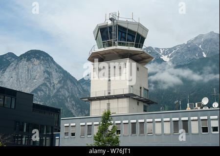 22.06.2019, Innsbruck, Tyrol, Autriche, Europe - Vue extérieure de l'aéroport d'Innsbruck avec la tour et les montagnes en toile de fond. Banque D'Images