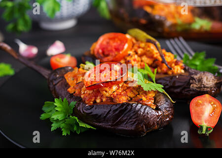 - Turc Karniyarik aubergine traditionnel repas. Aubergines farcies avec du boeuf haché et de légumes cuits au four avec la sauce tomate. Une cuisine turque. Banque D'Images