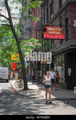 Greenwich Village, vue en été de MacDougal Street dans le centre de Greenwich Village (village) de l'Ouest, Manhattan, New York City, USA Banque D'Images