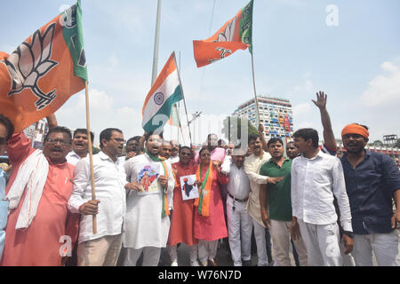 5 août 2019 : les partisans du BJP célébrer après l'Union européenne Le ministre de l'Amit Shah a présenté la proposition de supprimer l'article 370 dans l'état de Jammu-et-Cachemire, dans Prayagraj, lundi, 5 août, 2019. Credit : Prabhat Kumar Verma/ZUMA/Alamy Fil Live News Banque D'Images