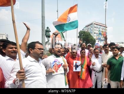5 août 2019 : les partisans du BJP célébrer après l'Union européenne Le ministre de l'Amit Shah a présenté la proposition de supprimer l'article 370 dans l'état de Jammu-et-Cachemire, dans Prayagraj, lundi, 5 août, 2019. Credit : Prabhat Kumar Verma/ZUMA/Alamy Fil Live News Banque D'Images