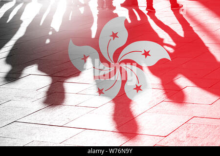Drapeau de Hong Kong et des ombres de personnes comme image conceptuelle de la liberté et l'indépendance de vote à Hong Kong et en Chine Banque D'Images
