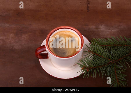 Bonjour ou bonne journée Joyeux Noël .tasse de café avec des biscuits et de la direction générale des frais de sapin ou pin.. Banque D'Images