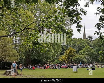 Les touristes regarder mini joue mis sur par la SRC sur Bancroft gardens nr la Royal Shakespeare Theatre et l'Avon à Stratford upon Avon. UK. Juillet 2019 Banque D'Images