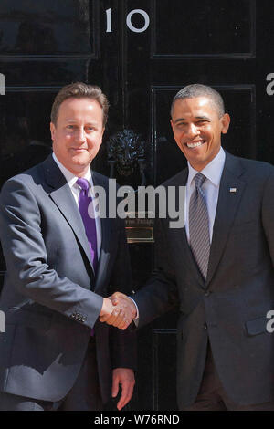 Le Premier ministre britannique, David Cameron, serre la main avec le président américain Barack Obama au 10 Downing Street à Londres, le 25 mai 2011. Banque D'Images