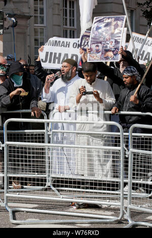 Anjem Choudary (au micro) & Siddharta Dhar (avec appareil photo) sur la photo à une manifestation devant l'ambassade américaine à Londres le 11 septembre, 2011. Banque D'Images