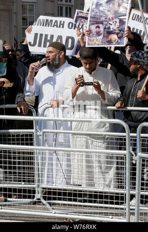 Anjem Choudary (au micro) & Siddharta Dhar (avec appareil photo) sur la photo à une manifestation devant l'ambassade américaine à Londres le 11 septembre, 2011. Banque D'Images