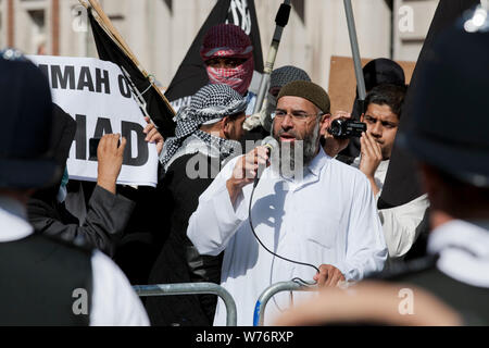 Anjem Choudary (au micro) & Siddharta Dhar (avec appareil photo) sur la photo à une manifestation devant l'ambassade américaine à Londres le 11 septembre, 2011. Banque D'Images