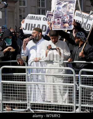 Anjem Choudary (au micro) & Siddharta Dhar (avec appareil photo) sur la photo à une manifestation devant l'ambassade américaine à Londres le 11 septembre, 2011. Banque D'Images