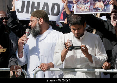 Anjem Choudary (au micro) & Siddharta Dhar (avec appareil photo) sur la photo à une manifestation devant l'ambassade américaine à Londres le 11 septembre, 2011. Banque D'Images