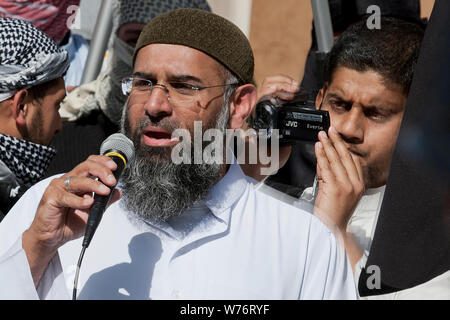 Anjem Choudary (au micro) & Siddharta Dhar (avec appareil photo) sur la photo à une manifestation devant l'ambassade américaine à Londres le 11 septembre, 2011. Banque D'Images