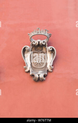 Carrara, Italie. L'emblème de la ville, fait de marbre, sur la façade d'un bâtiment historique. Banque D'Images