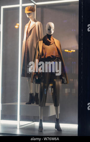 Mannequins féminins dans les vêtements à la mode dans la vitrine Banque D'Images